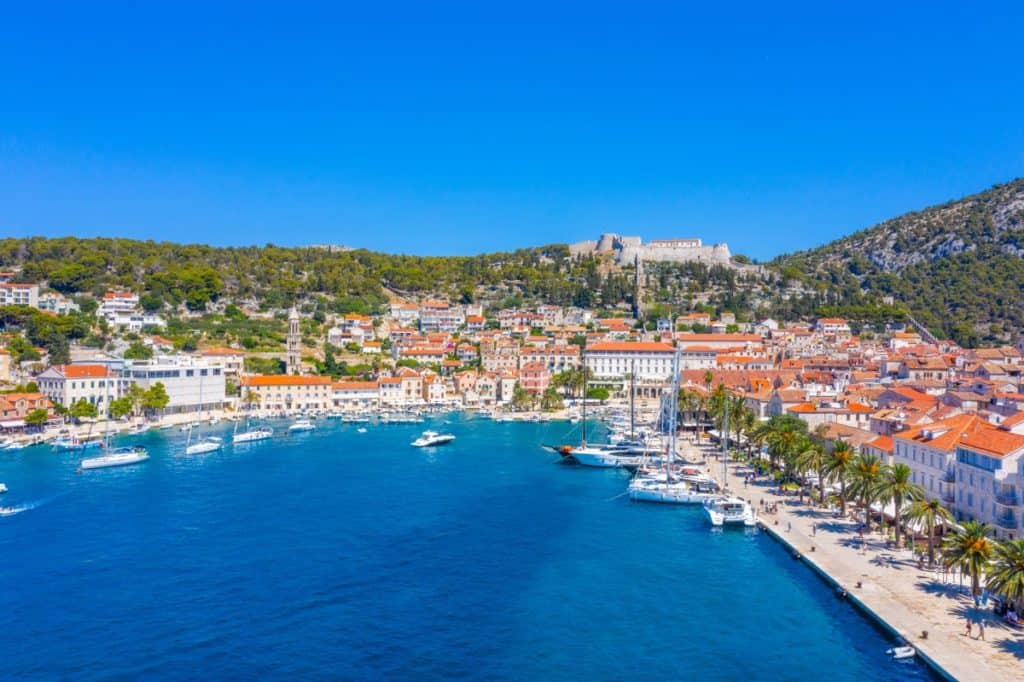 Luksuzni turizam na Hvaru: vile, jahte i ekskluzivni doživljaji
